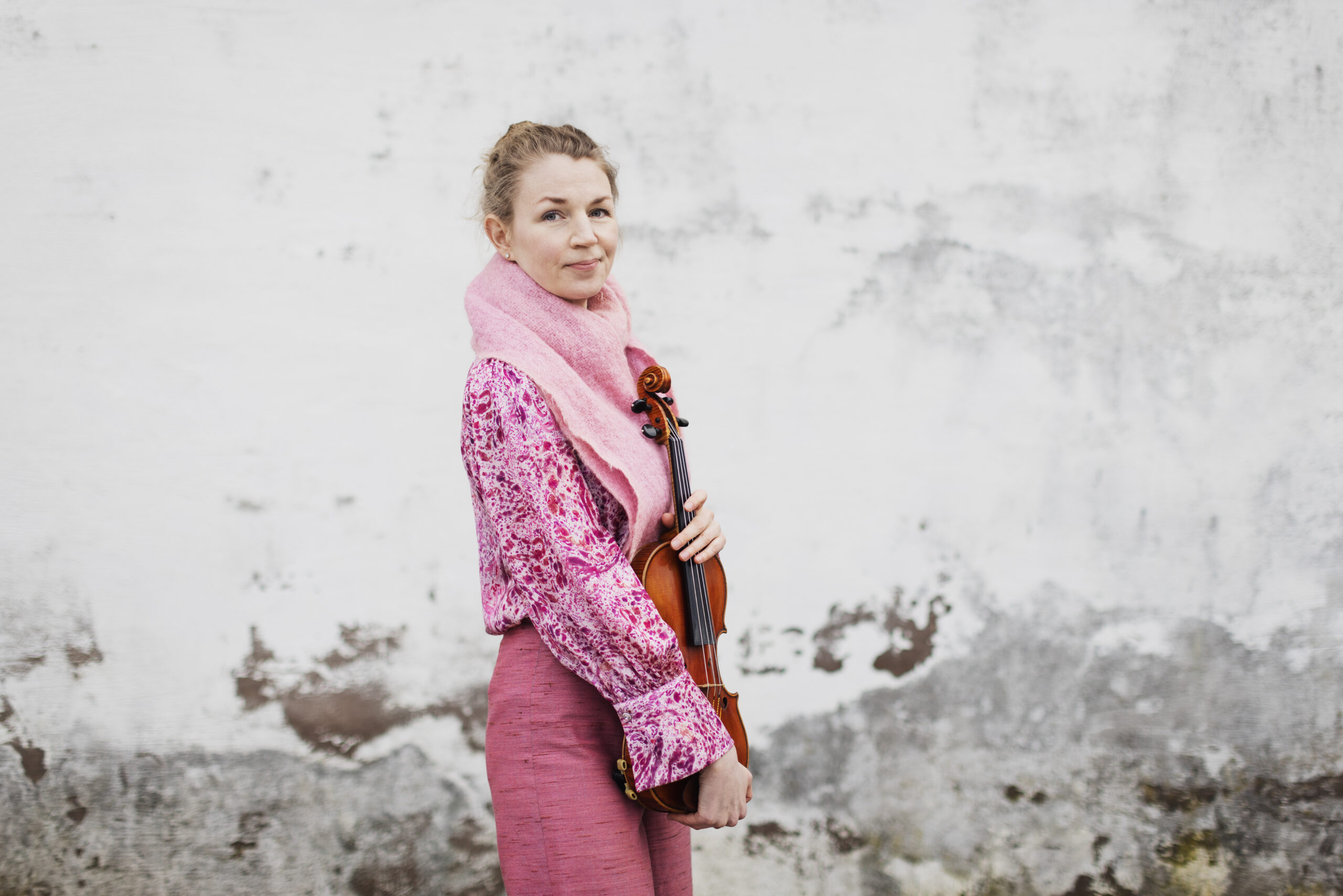 Bild på Karin Hellqvist som håller i sin fiol